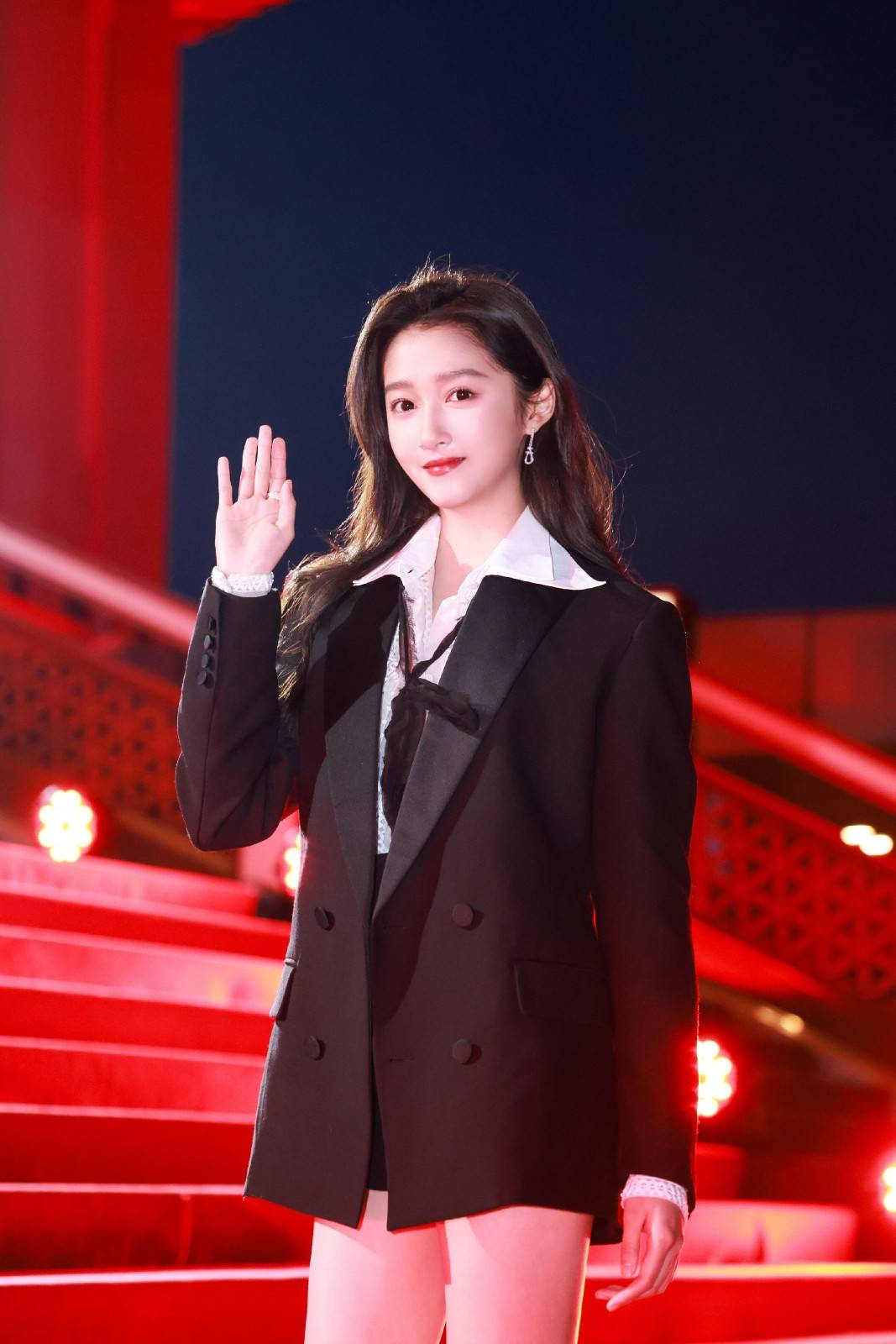 原创关晓彤出席北影节闭幕式大长腿掩不住脸上富贵相被催要多运动