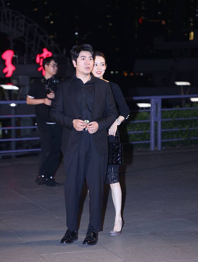 黑色 郎朗混血老婆身材气质不一般，紧身针织裙穿出3D感，真给郎朗长脸