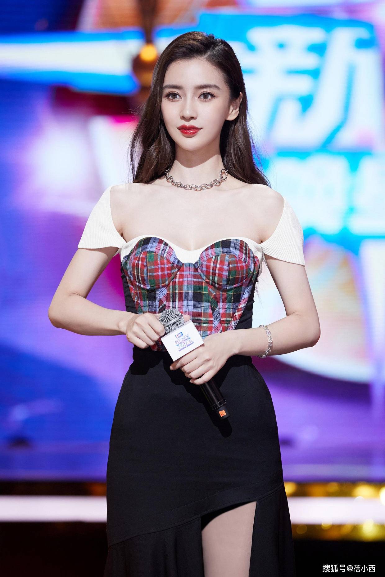 时尚 Angelababy不愧是顶流，穿正红色爱心礼服裙亮相红毯，美出新高度
