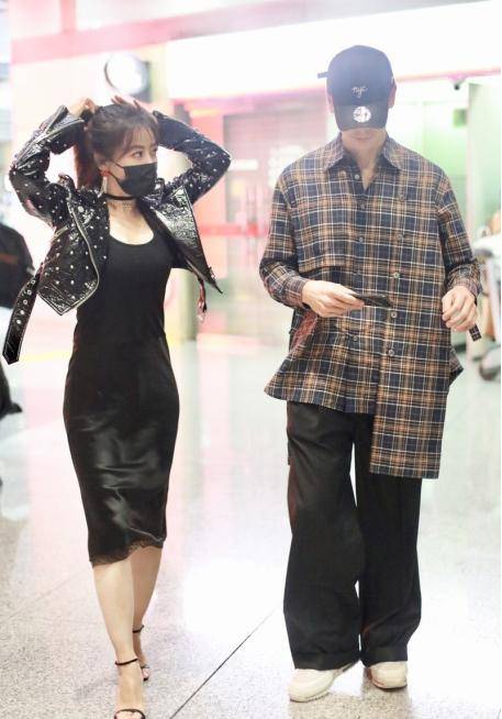 皮质 陈紫函厉害了，用一件皮衣搭配黑色连衣裙优雅大气，美不胜收