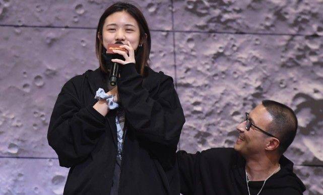 廓形 章子怡首映会太风光！女儿公开助阵首亮相，穿黑色素颜美过章子怡