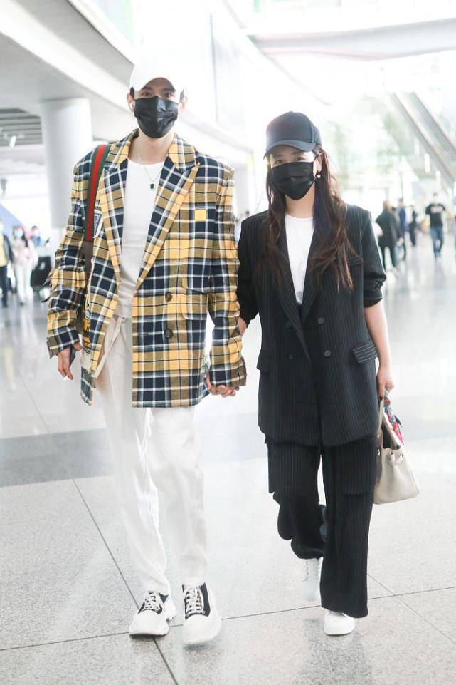 元素 小李琳打扮得挺少女的，衬衫配“校服裤”好嫩，就是腿型没藏住