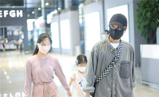 电影节 文章带着两个女儿现身机场,姐妹俩手牵手感情深