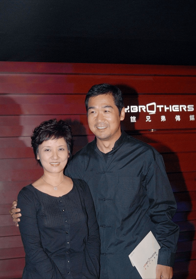 黑色 张国立手揽邓婕好恩爱,同穿黑色一点没明星架子,看着真低调