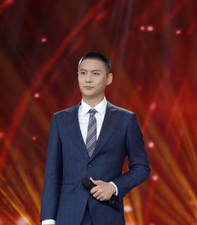 《回声嘹亮》侯京健讲述对祖国最真挚的爱 深情演唱《光荣与梦想》