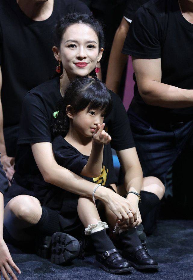 廓形 章子怡首映会太风光！女儿公开助阵首亮相，穿黑色素颜美过章子怡