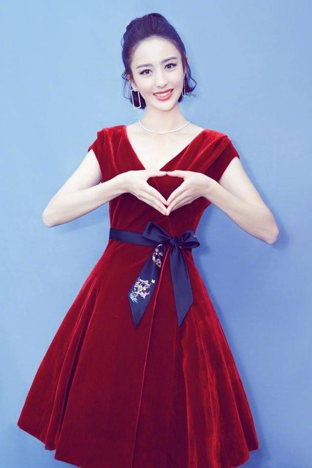 佟丽娅 黑黄皮就不能随心所欲穿衣？参考佟丽娅的选色技巧，让你白好几倍