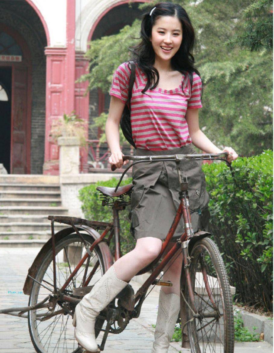 条纹 刘亦菲晒自己骑车旧照,贵族风卷发搭配长靴,宛如青涩的豪门小姐