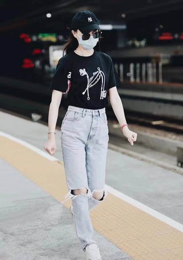 整体 唐嫣罕见赶高铁上班，穿T恤配破洞裤看着挺接地气，价格可不亲民