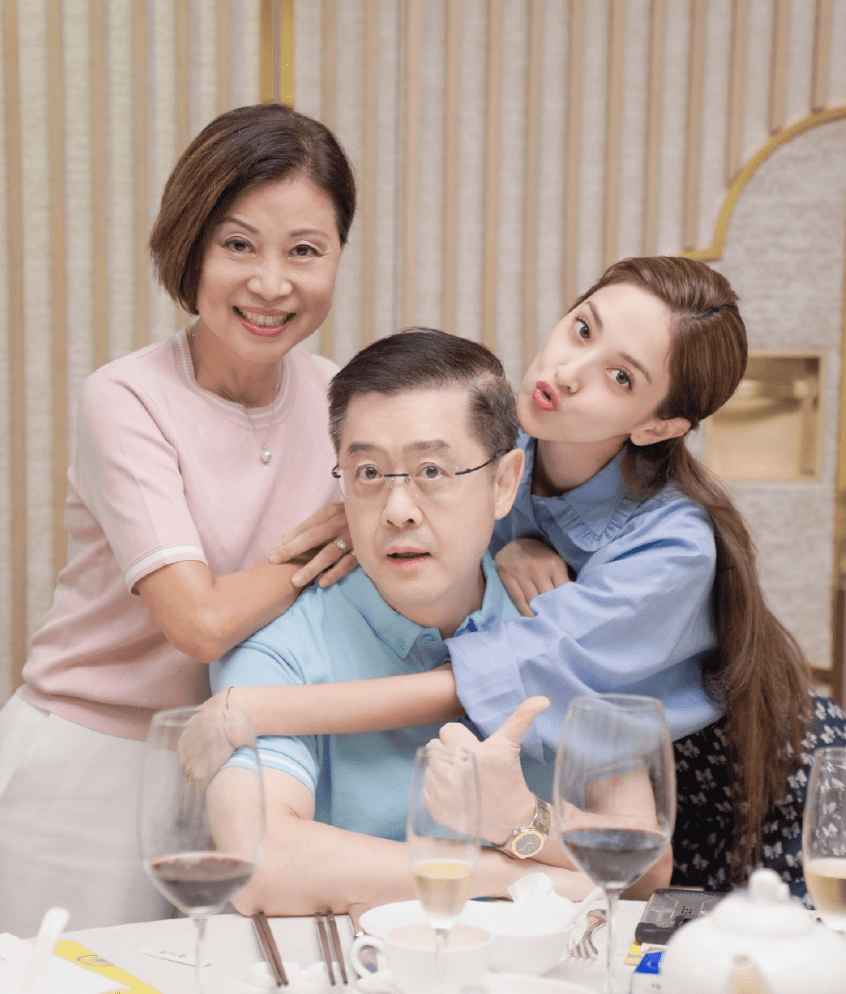 郑嘉颖郑嘉颖港姐老婆携子拍广告，兄弟俩肤色差明显，一个活泼一个呆萌