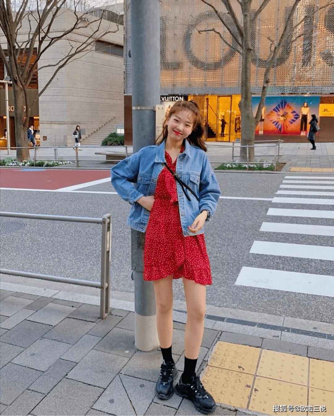 风衣 外套里面不仅仅是打底衫，今年秋天流行这3件内搭！美炸了！