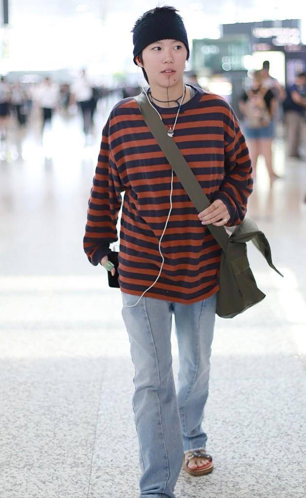 窦唯 窦靖童这搭配真随了父母，有窦唯的热情和王菲的随性，风格特别