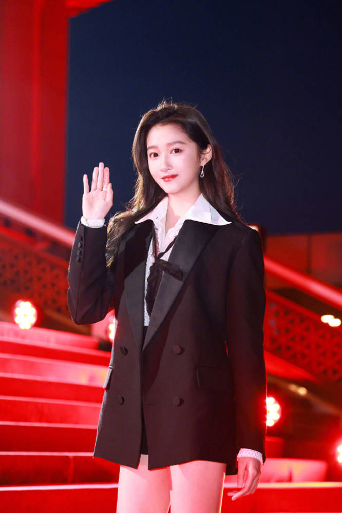 个头 关晓彤北影节红毯用力过猛，近173的个头还穿高跟鞋，配西装真飒