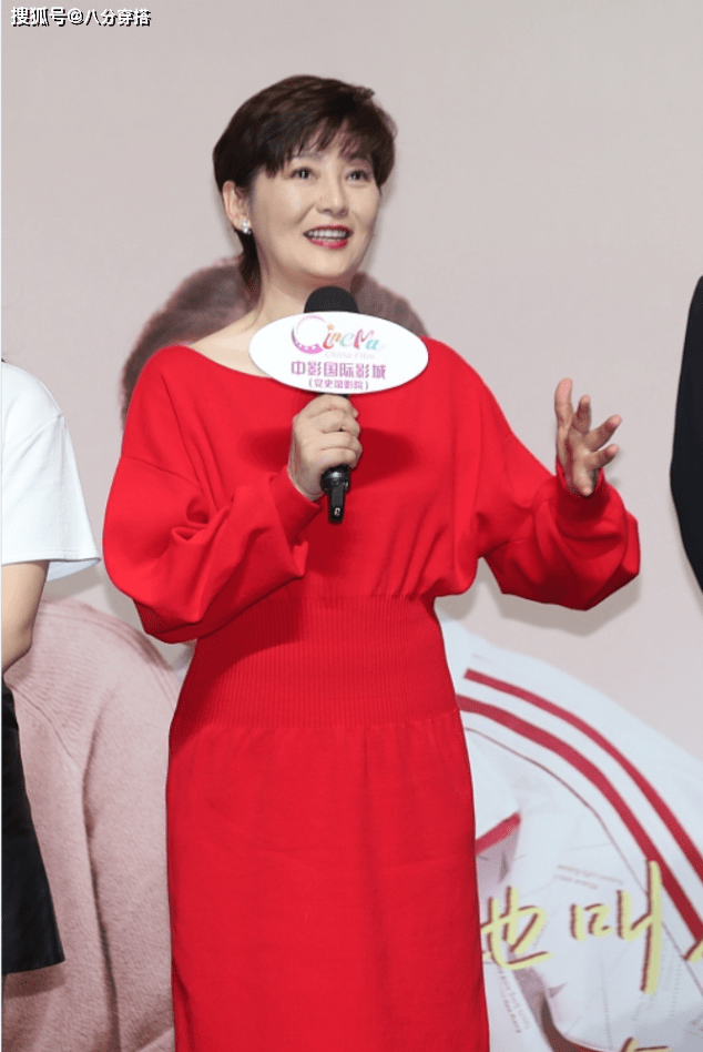 小白 徐帆真会保养,穿红裙配小白鞋减龄又俏皮,好气质不输年轻姑娘
