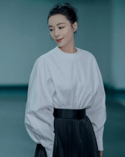 张静初 张静初红毯简约知性,娄艺潇的唐装靓丽,姚安娜终于找对风格