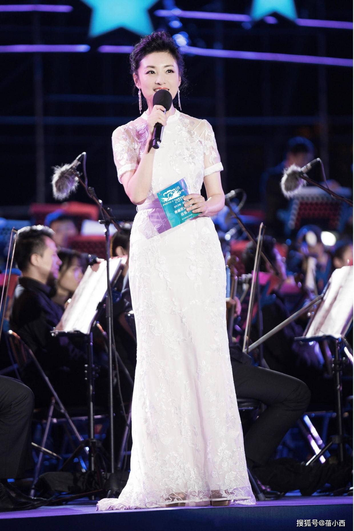 高跟鞋 周涛终于高调一回,穿红色连衣裙配金色高跟鞋,身材比例真不错