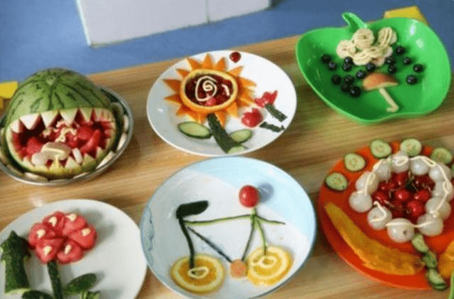 家长|孩子学校自制“水果拼盘”，老师拍照发到群里后，宝妈们不淡定了