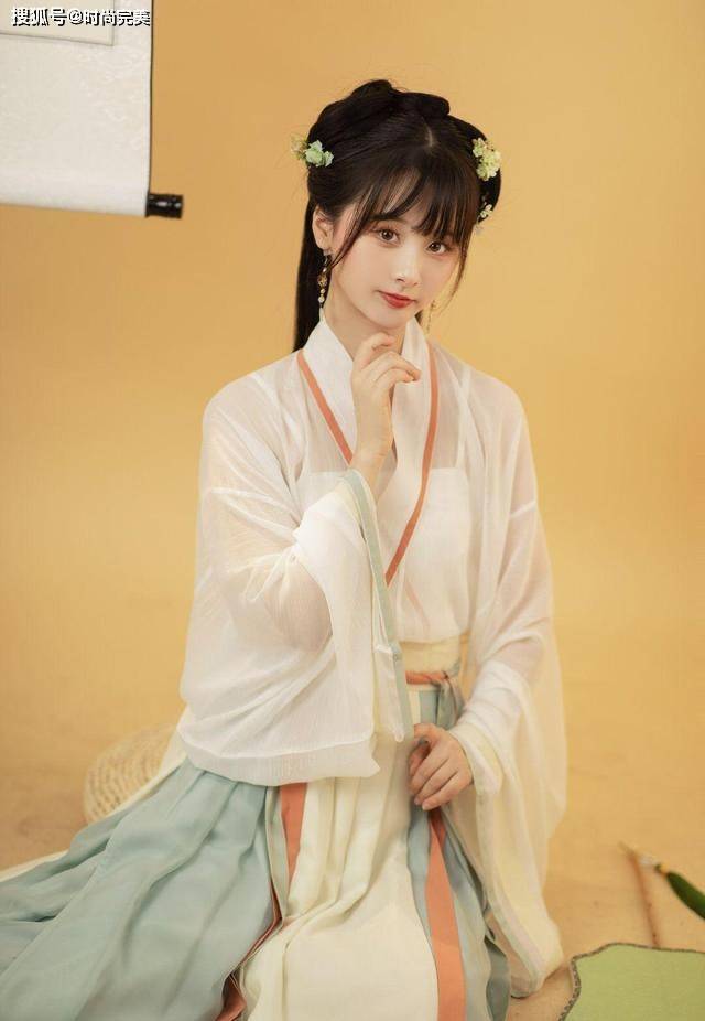 身材 最近火了一种穿搭叫“汉服+吊带”，优雅又性感，很高级