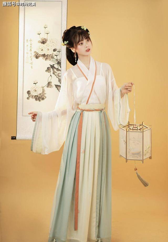 身材 最近火了一种穿搭叫“汉服+吊带”，优雅又性感，很高级