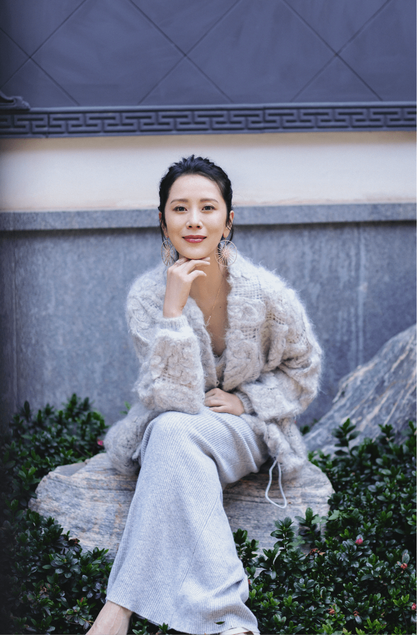 looks 海清气质感绝了！穿一件毛衣外套搭配半身裙高级优雅，可咸可甜