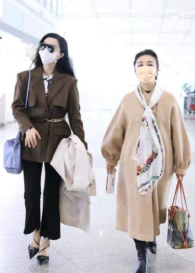 范冰冰 范冰冰爸妈罕走机场，学年轻人穿衣服却翻车，66岁老妈身材臃肿
