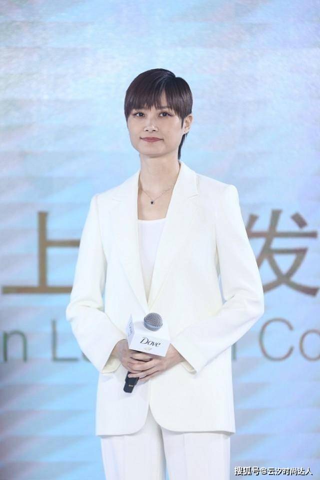 个性 李宇春给自己穿成“雕塑”，全白搭配挺个性，就是胳膊看着伸不开