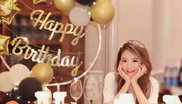 长发|安以轩晒全家福庆生，一头长发显女性魅力，二胎女儿撅小嘴超可爱