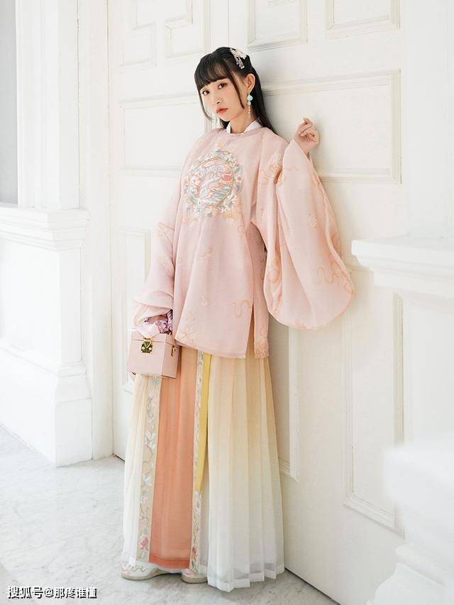 设计 被汉服“百迭裙”折服了，优雅端庄又大气，实在是够抢眼！