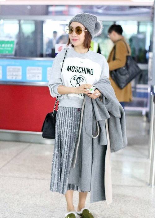 女神 杨蓉真不愧是冻龄女神，穿一袭亮片连衣裙拍时尚大片，高贵优雅