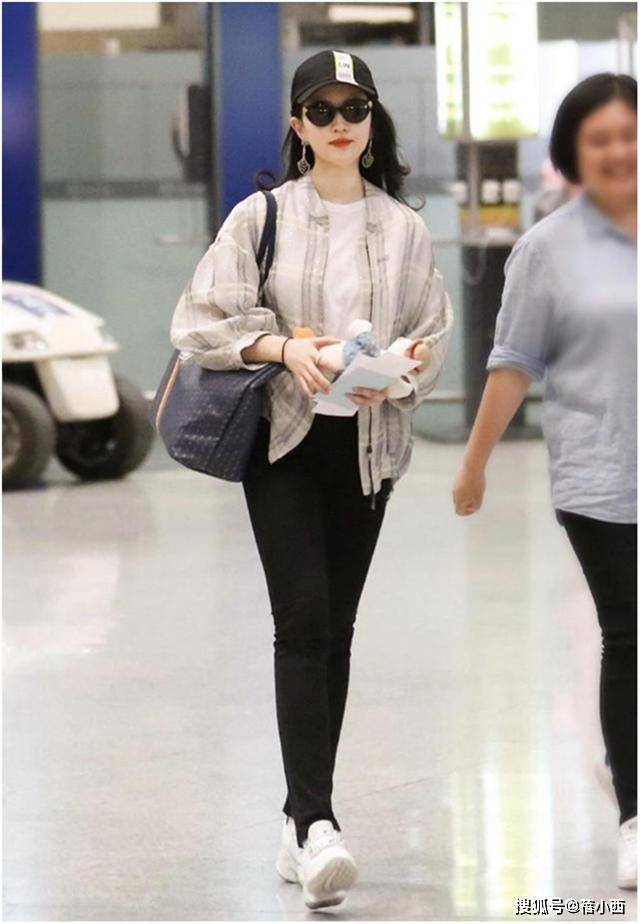 仙女 刘亦菲真不怕走光？水蜜桃身材穿大露背连衣裙亮相，人红气场真大
