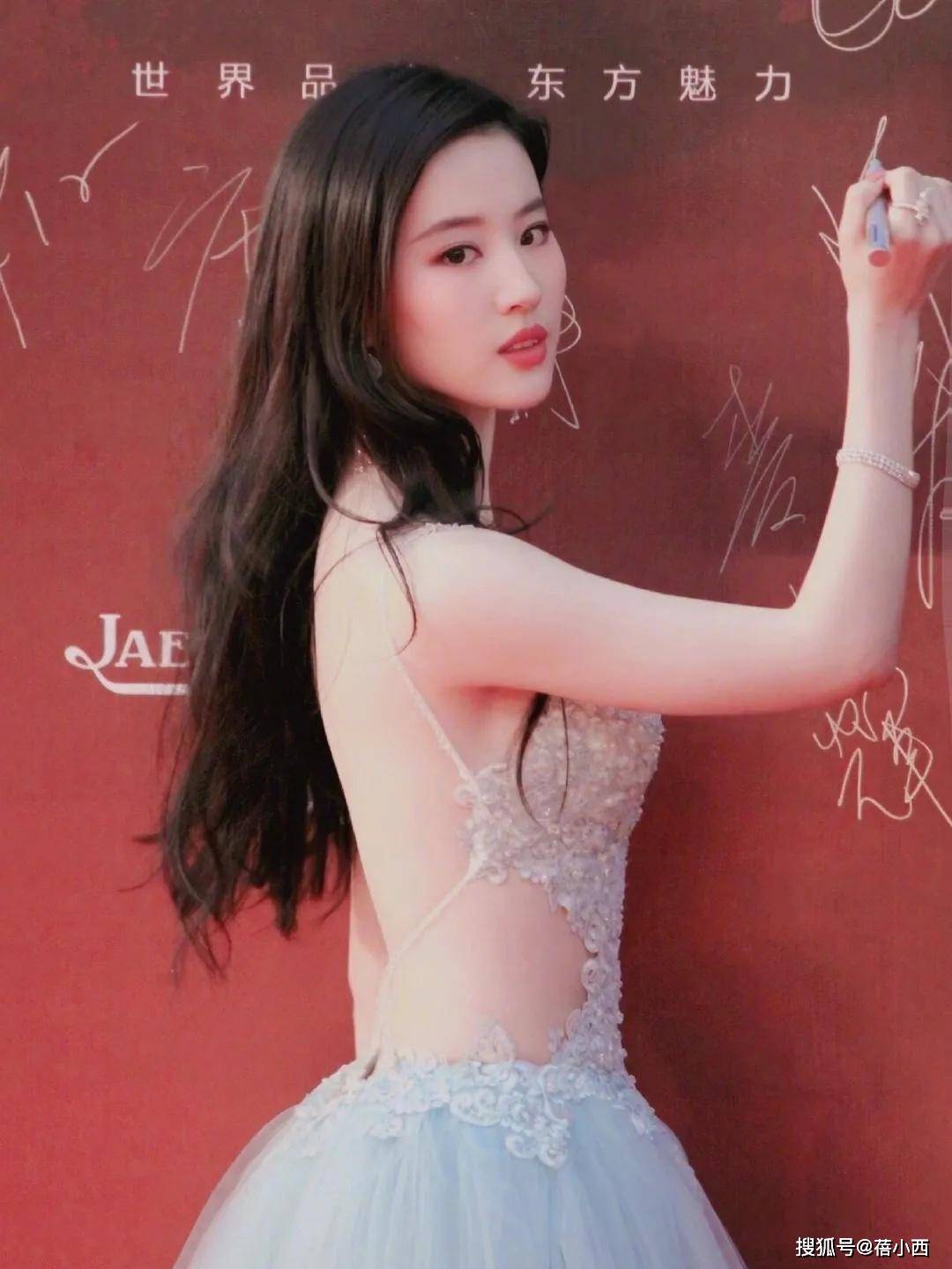 仙女 刘亦菲真不怕走光？水蜜桃身材穿大露背连衣裙亮相，人红气场真大