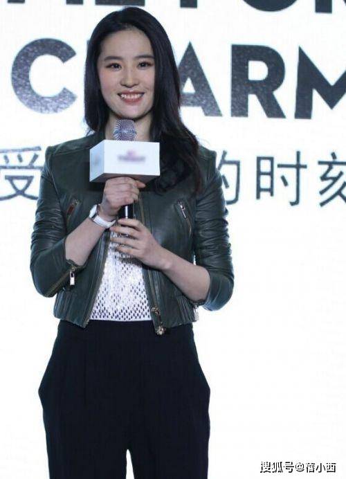 仙女 刘亦菲真不怕走光？水蜜桃身材穿大露背连衣裙亮相，人红气场真大
