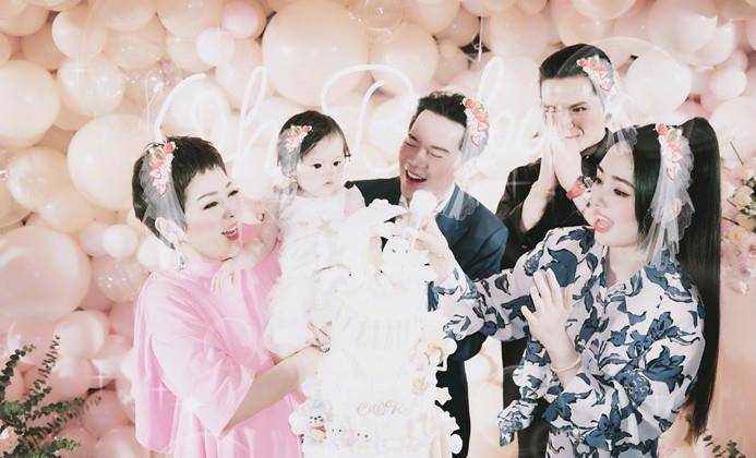 郭碧婷 向太国庆晒全家福！儿媳穿连体裤站C位获认可，孙女似郭碧婷翻版