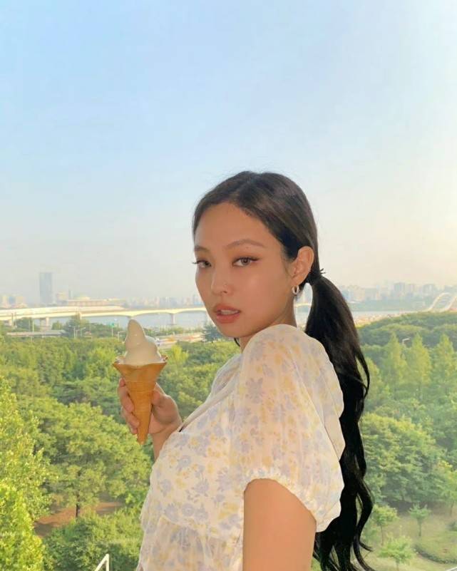 时尚Jennie素颜生图曝光，脸小皮肤好，之前被喷长相，现在看如何