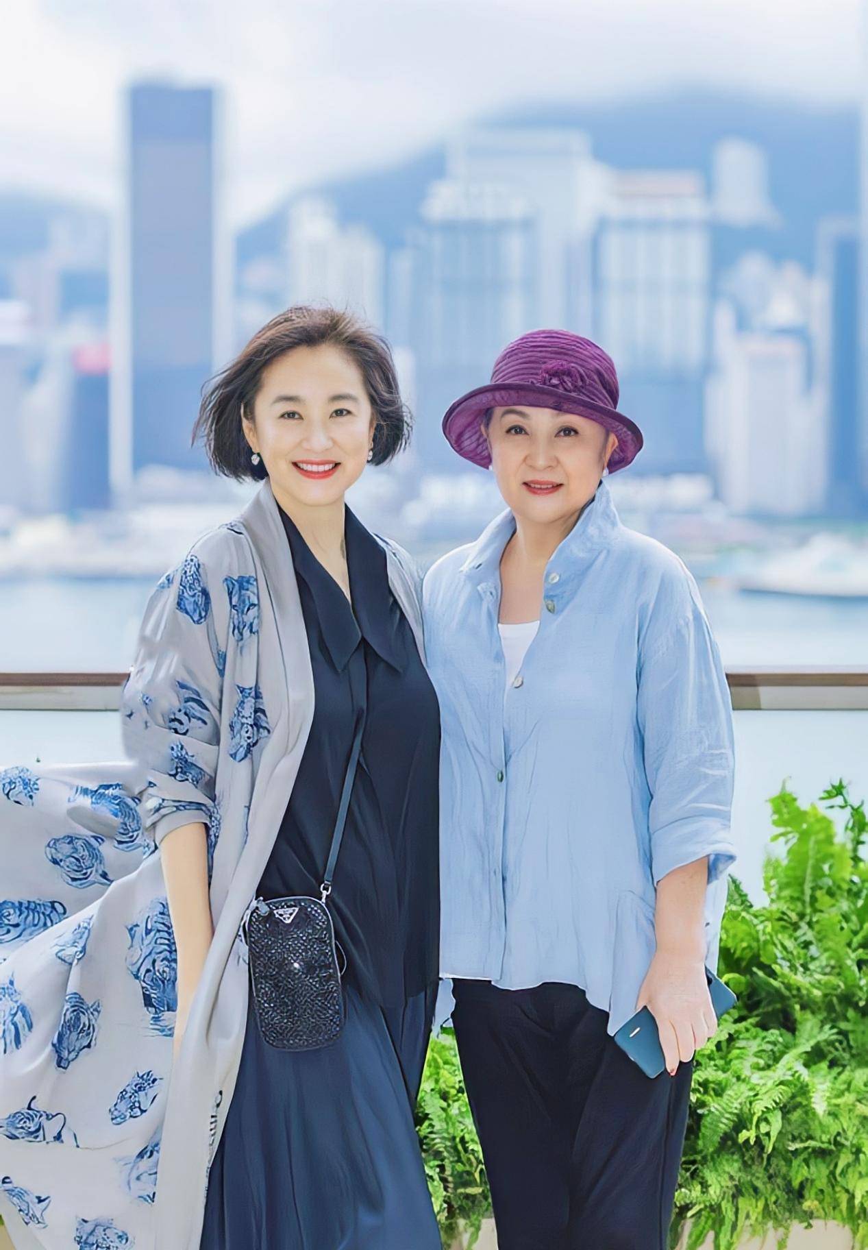 谢贤 林青霞现身姐妹聚会，66岁穿开衫没白发好精神，谢贤原配戴帽抢镜