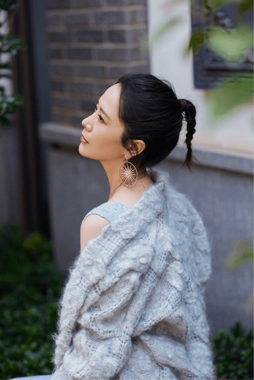 looks 海清气质感绝了！穿一件毛衣外套搭配半身裙高级优雅，可咸可甜