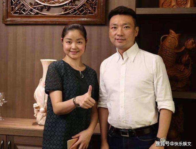 康辉与小师妹之间的感情,21年历久弥新,女方堪称才女温馨宁静_刘雅洁