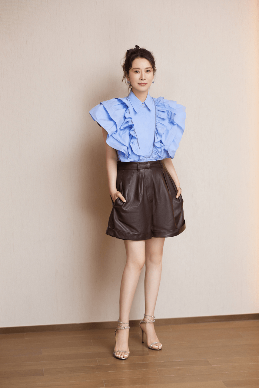 looks 海清气质感绝了！穿一件毛衣外套搭配半身裙高级优雅，可咸可甜