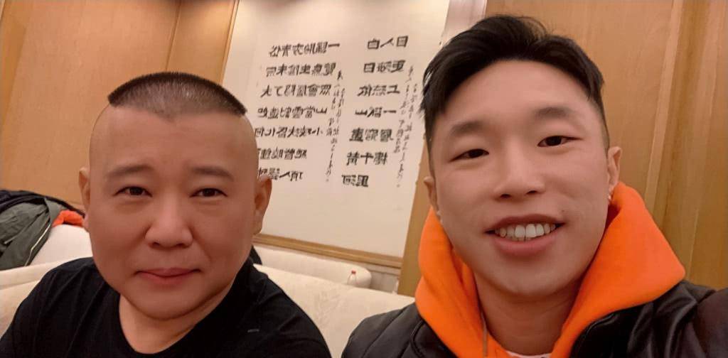 因为|2010年，烧饼跟着曹云金离开郭德纲，父母听说后拉他向郭德纲道歉