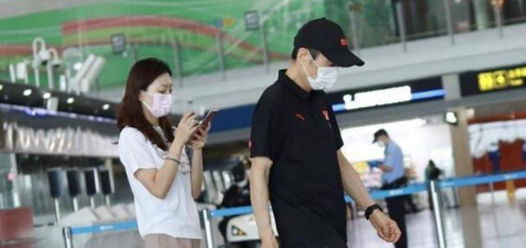 黑色 张艺谋携妻子现身机场，穿老爹鞋一身潮流打扮，仿佛年轻了二十年