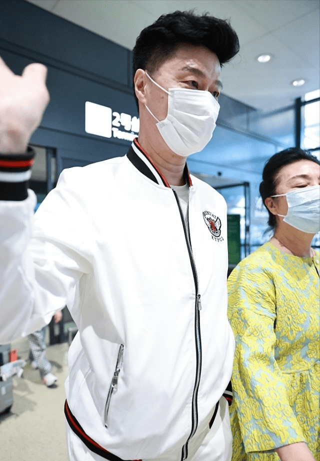 范冰冰 范冰冰爸妈罕走机场，学年轻人穿衣服却翻车，66岁老妈身材臃肿