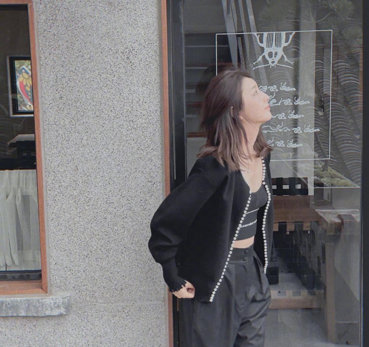 黑色 38岁佟丽娅生活中好酷！穿露脐装长裤国庆走机场，离婚后似小姑娘