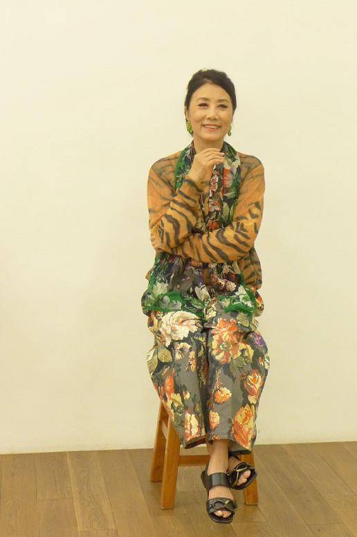 元素 汪明荃气场全开，穿印花衣服时尚单品高级优雅，很有“贵妇”范