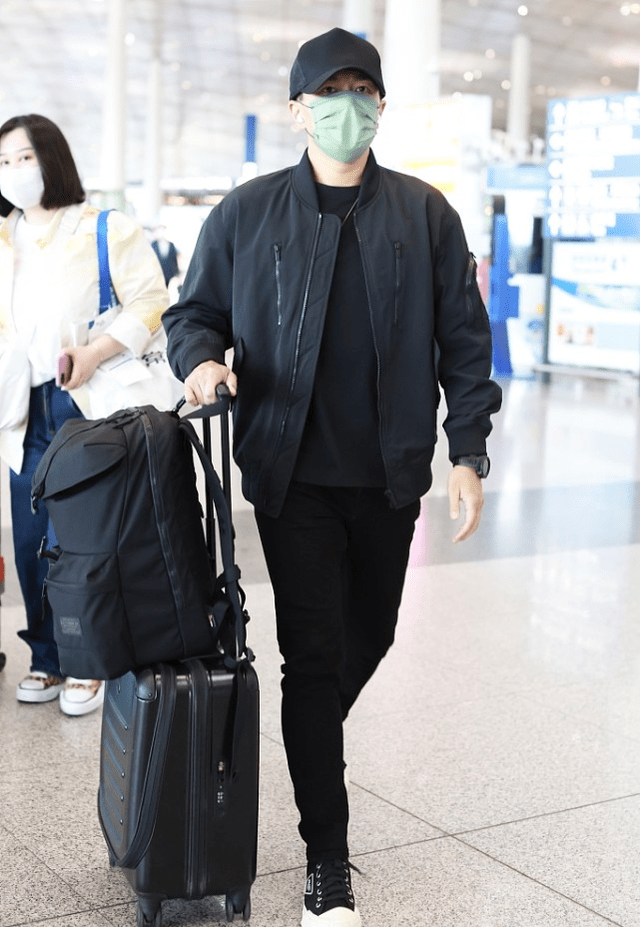 魏大勋 刘恺威不愧是“叔圈典范”，机场同框魏大勋也不输气质，成熟稳重