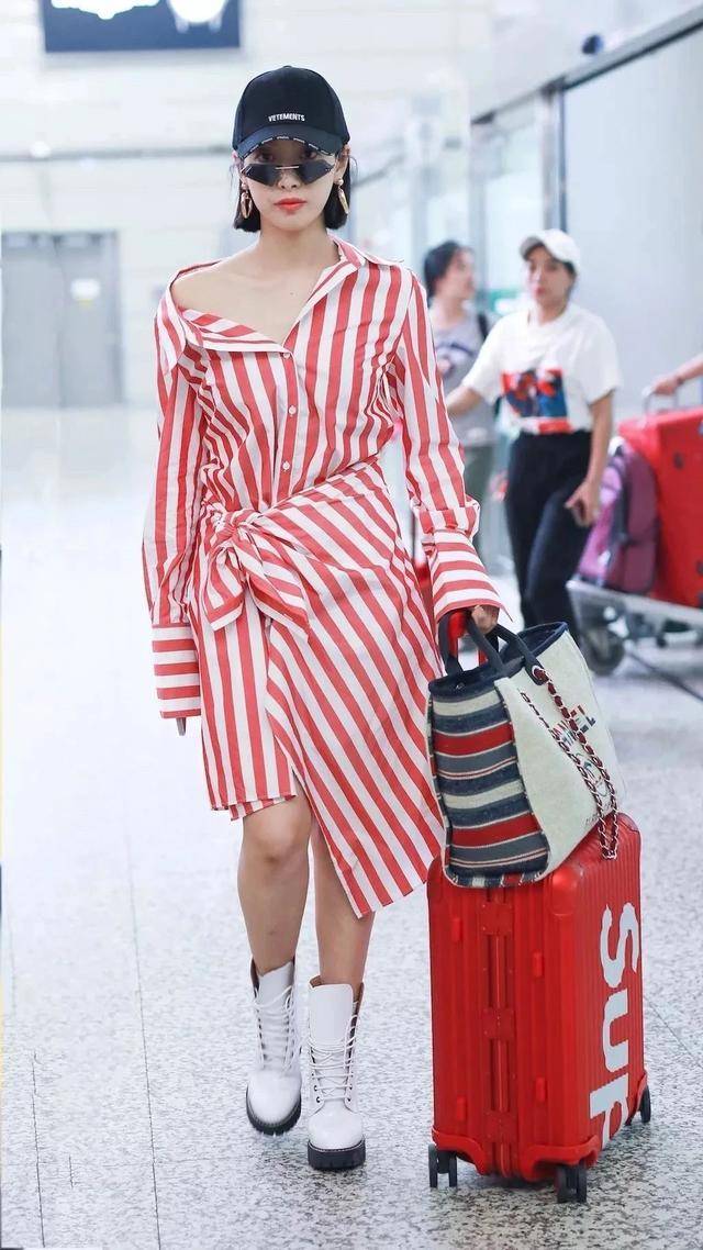 蓝色 郭蔼明衣服品味在线，穿衬衫连衣裙出席活动，优雅大气又减龄