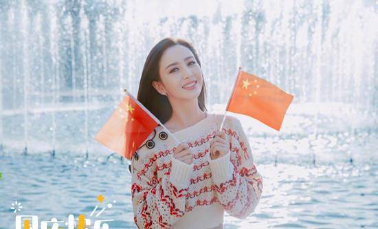 黑色 38岁佟丽娅生活中好酷！穿露脐装长裤国庆走机场，离婚后似小姑娘