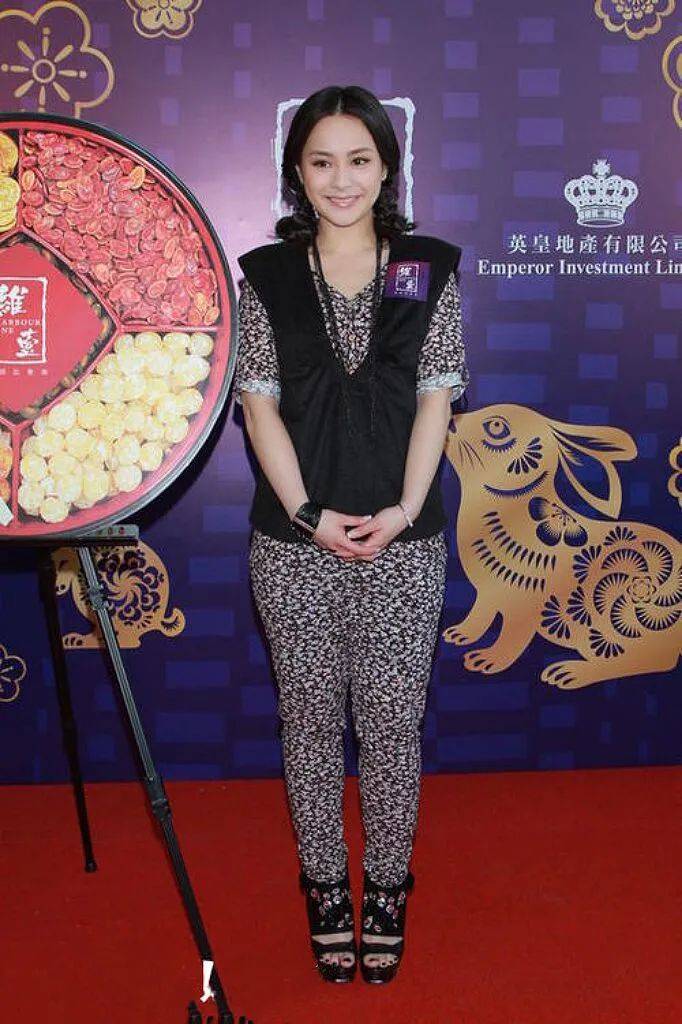 刘亦菲人美就乱来？驴蹄鞋、豹纹裤、彩虹裤袜，这些女星的衣品让人沉默