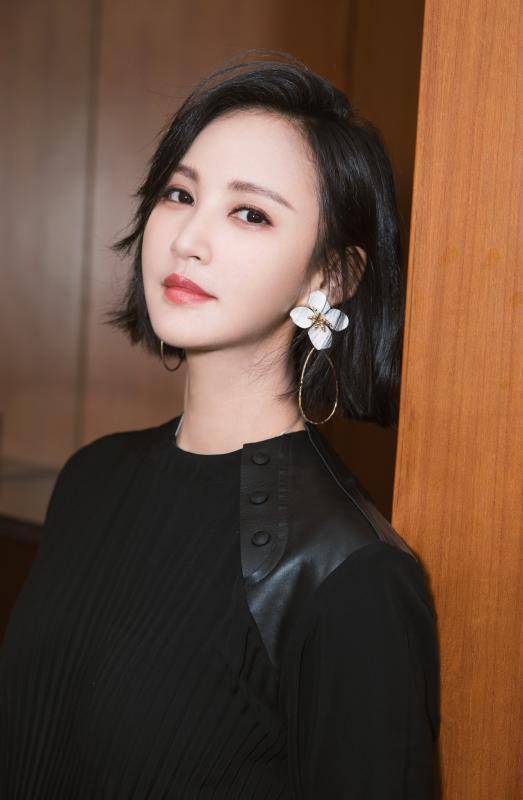 原创张歆艺晒健身照片,动作十分专业令人意外,长期坚持锻炼很是自律