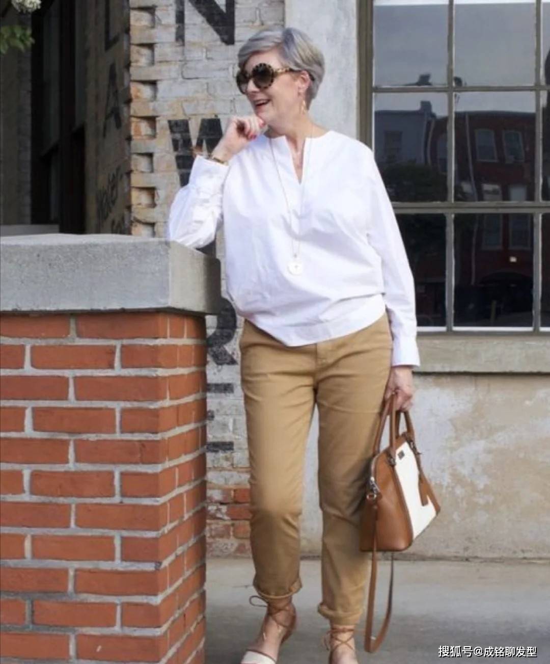 原创头发花白的外国"胖大妈"不服老,精致高级养眼,比年轻人还时髦