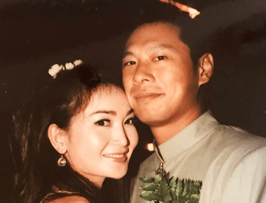 当然,年轻时的何祖光,穿着老式结婚礼服,确实让人眼前一亮,可以说是郎